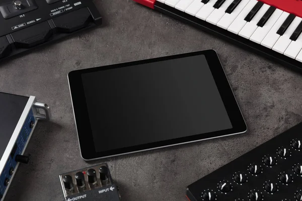 Tablet e instrumentos de música electrónica —  Fotos de Stock