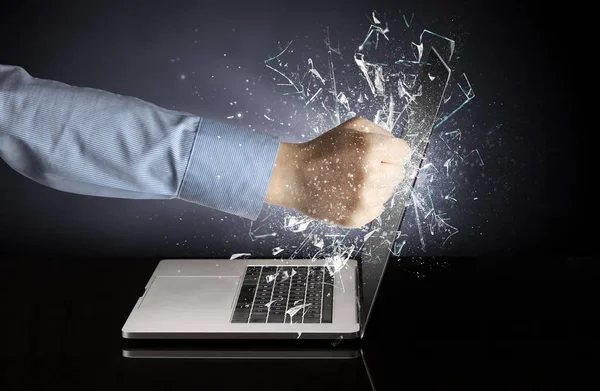 Hand slår laptop skärm — Stockfoto