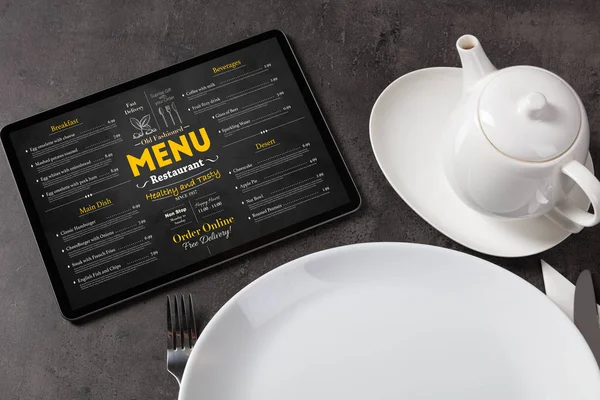 平板电脑上带有在线菜单的餐具 — 图库照片