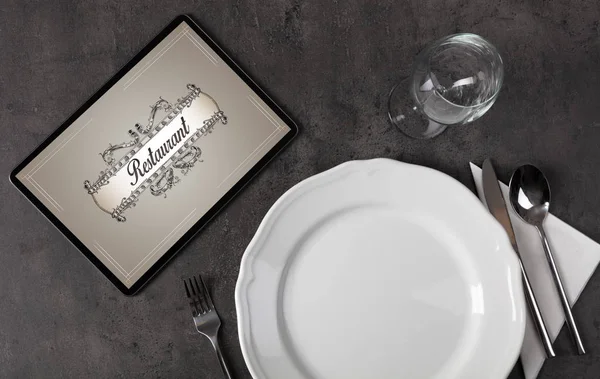 Елегантний стіл зі стильним логотипом ресторану — стокове фото