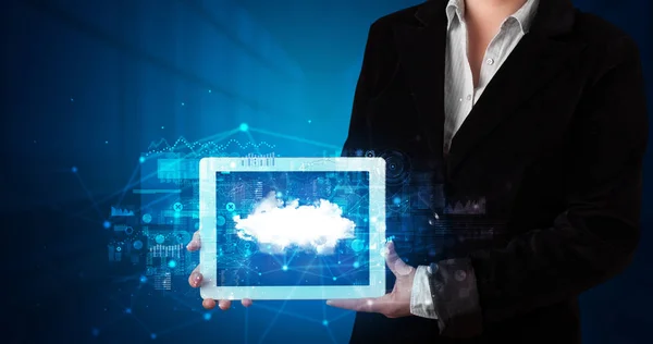 Tablet mão segurando com conceito de tecnologia de nuvem — Fotografia de Stock