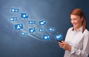 Sosyal medya kavramı ile telefon kullanan genç kişi