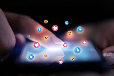 Sosyal medya kavramı ile telefon dokunmak parmak