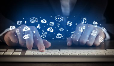 Klavye uygulama simgeleri ile yazarak kadın