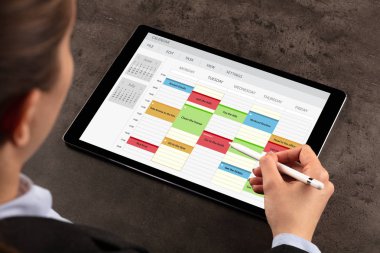 İş kadını zamanlama her programı Tablet