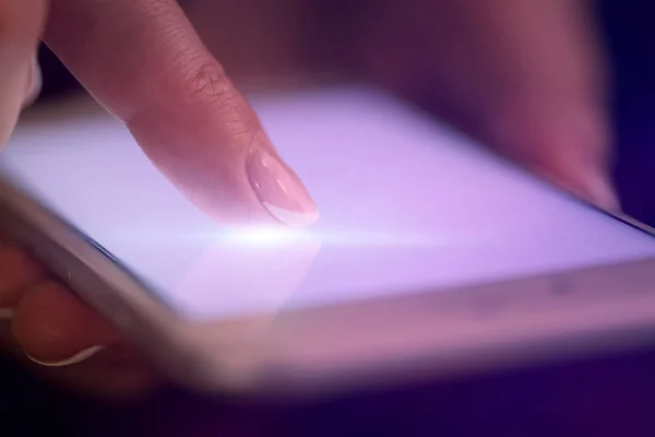 Finger berühren Telefon mit dunklem Hintergrund — Stockfoto