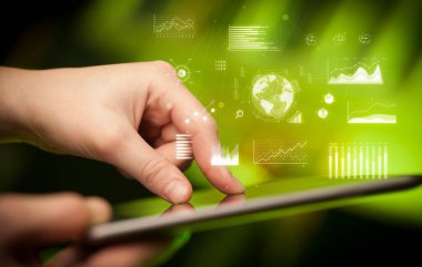 Tablet küresel sistem kavramı ile tutarak