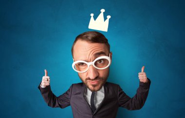 Taç ile küçük vücut üzerinde büyük kafa