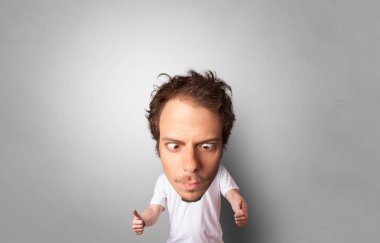 Koca kafa ile komik kişi