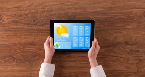 Wetter von Hand auf Tablet prüfen — Stockfoto