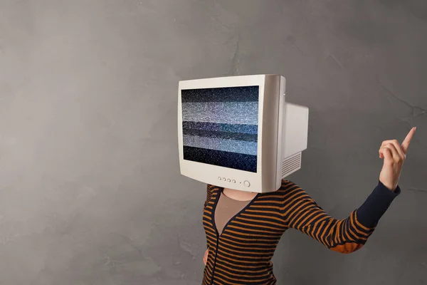 Giovane con monitor sulla testa — Foto Stock
