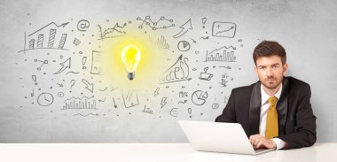 Yeni fikir konsepti ile iş adamı