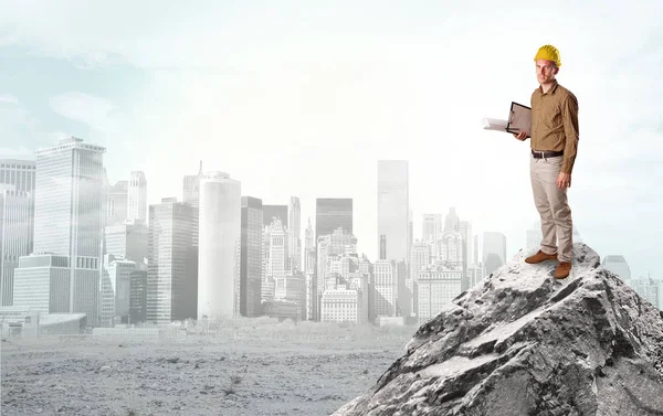 Business person looking to ruined city from distance — Stock Photo, Image