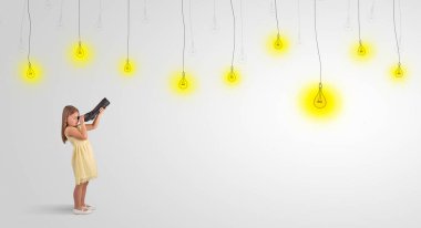 Küçük çocuk ampuller için spyglass üzerinden seyir