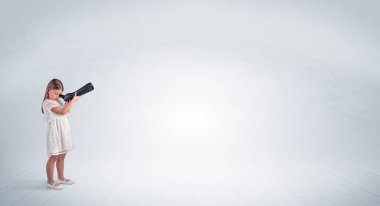 Spyglass boş bir alana bakarak çocuğun