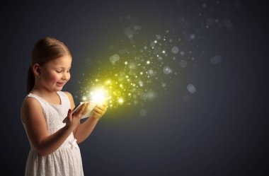 Köpüklü tablete oynayan küçük çocuk