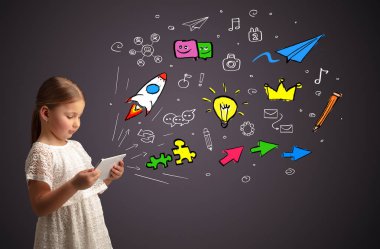 Kız holding tablet uygulamaları kavramı ile