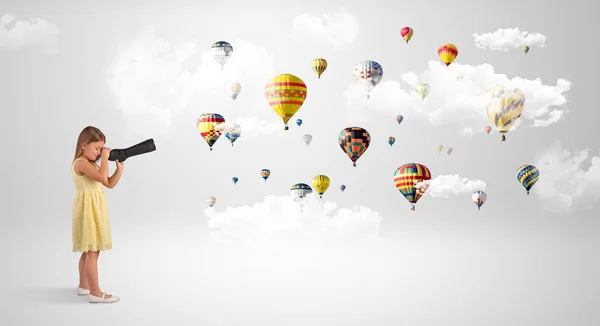 Enfant regardant à travers le verre espion pour les ballons à air — Photo