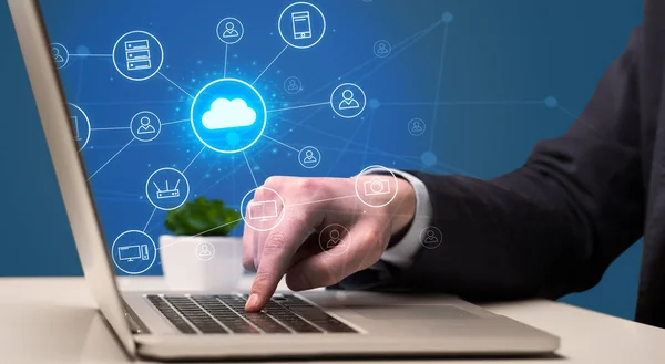 Hand att skriva med cloud technology systemkonceptet — Stockfoto