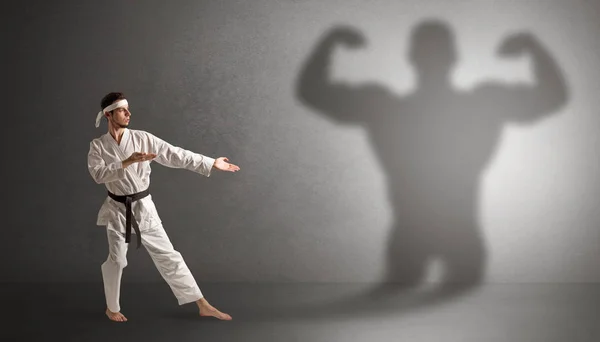 Karate hombre luchando con una gran sombra de miedo — Foto de Stock