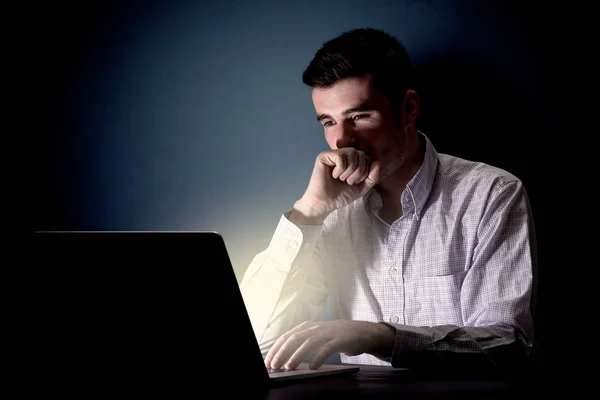 Empresário no escritório à noite Fotografia De Stock