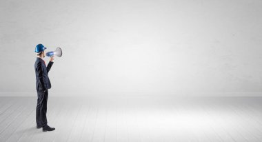 Boş bir alanda duran ve bir plan tutan mimar