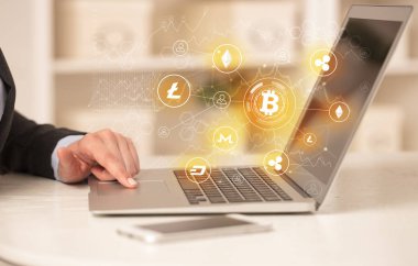 Bitcoin bağlantı ağı ve online kavramı ile dizüstü bilgisayar üzerinde çalışan iş kadın