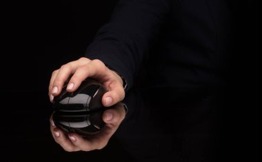 Koyu arka plan üzerinde fare kullanarak ele