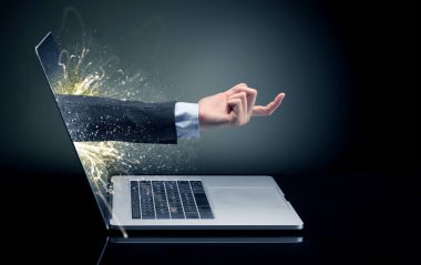 El dışında bir dizüstü bilgisayar