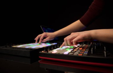 Karıştırma müzik MIDI denetleyicisi üzerindeki el