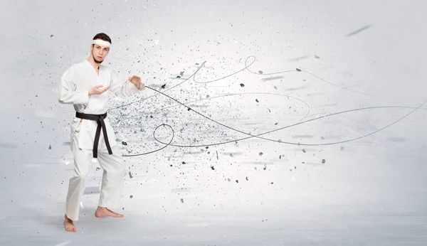 Uomo di karate che fa trucchi di karate con concetto caotico — Foto Stock