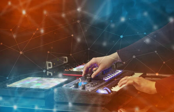 Handmischung von Musik auf Midi-Controller mit Konnektivitätskonzept — Stockfoto