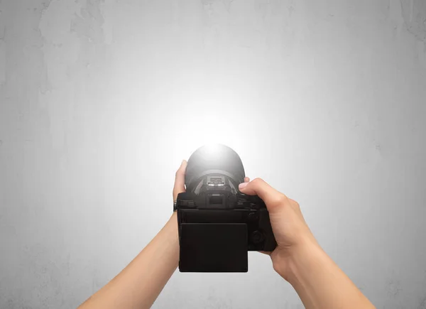 Hand photo shooting an empty grey wall — Stock Photo, Image