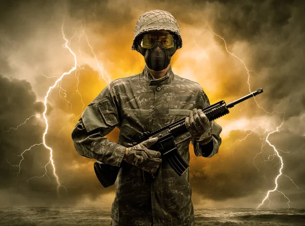 Soldado armado parado en un clima oscuro — Foto de Stock