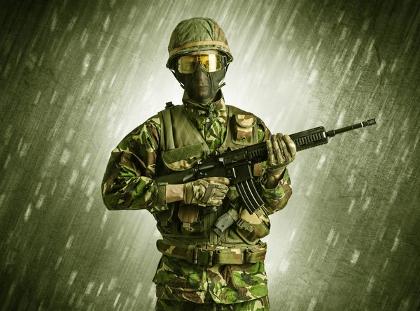 Soldat steht bei Regenwetter — Stockfoto