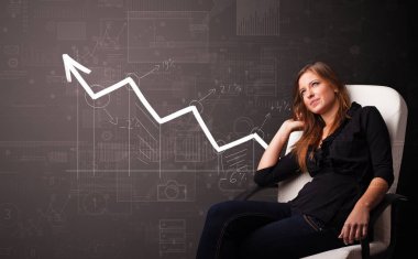 Artan grafik kavramı ile duran kişi
