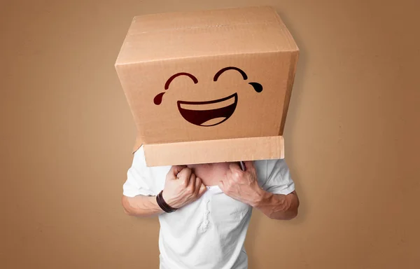 Homme drôle souriant avec tête de boîte en carton — Photo