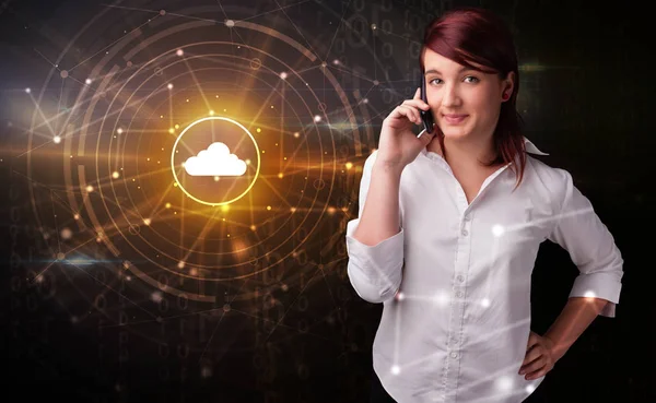 Persona che parla al telefono con concetto di tecnologia cloud — Foto Stock