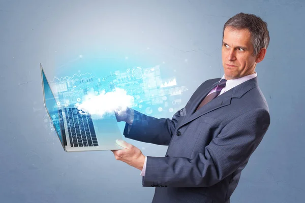 Hombre celebración de la computadora portátil con notificaciones del sistema basado en la nube —  Fotos de Stock