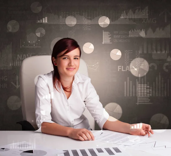 Manager bij het maken van rapporten en statistieken met schoolbord achtergrond Bureau — Stockfoto