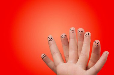 Birbirinizi sevmeyi smiley parmak