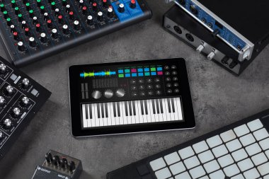 Tablet ve müzik aleti kavramı üzerinde piyano app