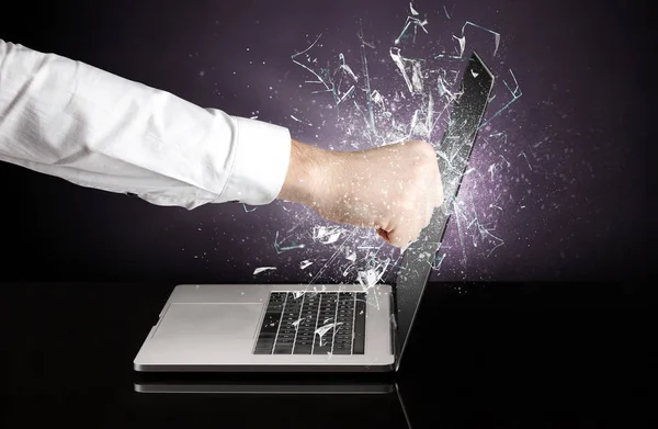 Hand slår laptop skärm — Stockfoto