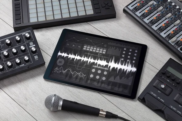 Müzik aletleri ve kayıt uygulaması ile tablet