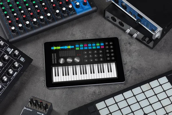 Tablet ve müzik aleti kavramı üzerinde piyano app