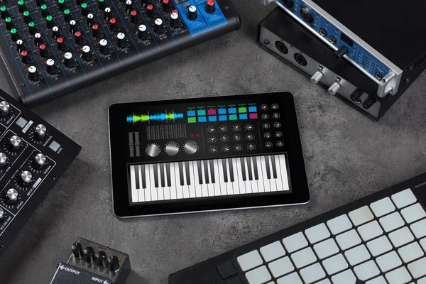 Приложение для фортепиано на планшете и музыкальных инструментах — стоковое фото