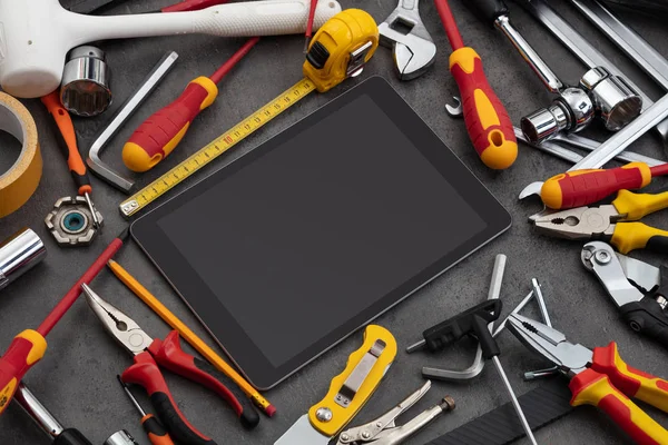 Ev aletleri ve tablet ile boş perde