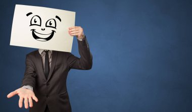 Bir kağıt doodle ifade yüzünün önünde tutan kişi
