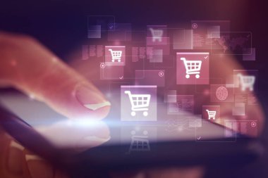 Online alışveriş kavramı ile telefon dokunmak parmak