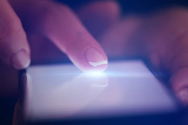 Finger berühren Telefon mit dunklem Hintergrund — Stockfoto